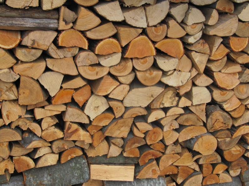 Καύσιμη ξυλεία πεύκο